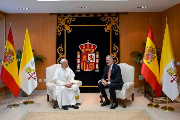 SPAIN - POPE LEO XIV BOARDING HIS PLACE AT LOS RODEOS INTERNATIONAL AIRPORT IN THE CANARY ISLAND OF TENERIFE - 2026 6 12 Spain, Vatican, 2026 6 12 Pope Leo XIV during the farewell ceremony at Los Rodeos International Airport on the Canary Island of Tenerife EDITORIAL USE ONLY - NO BOOKS Copyright: xVATICANxMEDIA CPPx