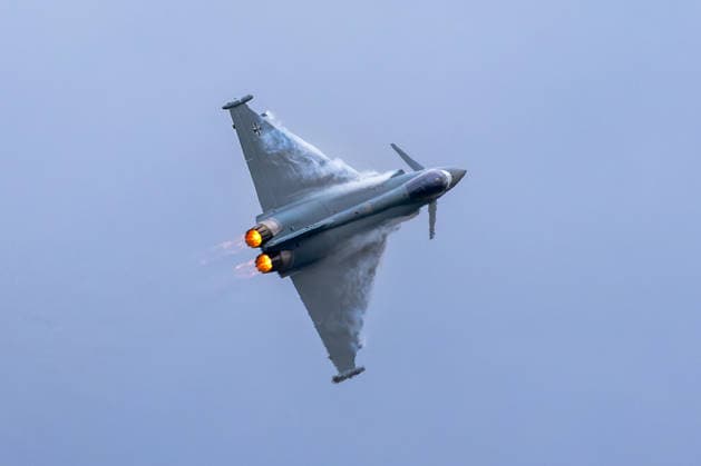 Fachbesuchertag auf ILA Berlin 2026, Berlin, 12.06.2026 Ein Eurofighter Typhoon der Bundeswehr im Steilflug mit eingeschlossenem Nachbrenner und sichtbarer Kondensationswolke. Das Kampfflugzeug zeigt das Eiserne Kreuz der Deutschen Luftwaffe am Seitenleitwerk. Schöneberg Berlin ExpoCenter Airport Brandenburg Deutschland *** Trade visitor day at ILA Berlin 2026, Berlin, 12 06 2026 A Eurofighter Typhoon of the German Armed Forces in steep flight with enclosed afterburner and visible condensation cloud The fighter aircraft shows the Iron Cross of the German Air Force on the vertical tail Schöneberg Berlin ExpoCenter Airport Brandenburg Germany 20260612-1V9A2121-M4000