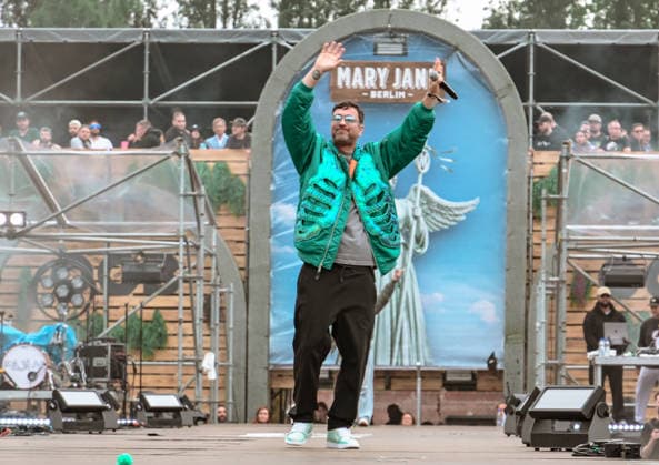 12.06.2026, xlakx, Entertainment, Mary Jane Berlin 2026 v.l. Der Rapper Marteria auf der Cannabis-Messe Mary Jane Berlin. Die Veranstaltung präsentiert Aussteller aus den Bereichen Cannabis, Medizin, Lifestyle und Hanfprodukte. Berlin *** 12 06 2026, xlakx, Entertainment, Mary Jane Berlin 2026 v l Rapper Marteria at the Mary Jane Berlin cannabis trade fair The event presents exhibitors from the cannabis, medicine, lifestyle and hemp product sectors Berlin Daniel Lakomski