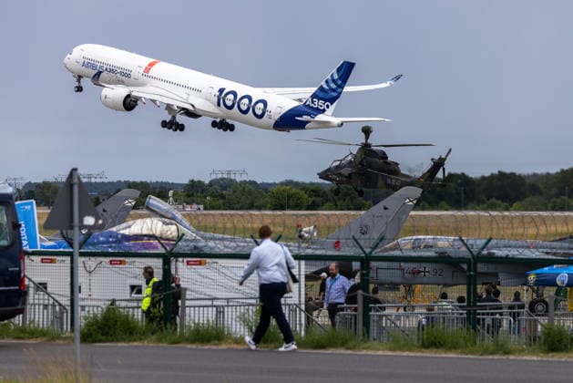 Fachbesuchertag auf ILA Berlin 2026, Berlin, 12.06.2026 Ein Airbus A350-1000 in der Airbus-Hauslivery hebt beim Flugdisplay ab. Im Hintergrund ist ein Kampfhubschrauber vom Typ Eurocopter Tiger der Bundeswehr sowie ein ausgestelltes Kampfflugzeug mit Bundeswehr-Kennung 14+92 zu sehen. Schöneberg Berlin ExpoCenter Airport Brandenburg Deutschland *** Trade visitor day at ILA Berlin 2026, Berlin, 12 06 2026 An Airbus A350 1000 in the Airbus house livery takes off at the flight display In the background you can see a Eurocopter Tiger combat helicopter of the German Armed Forces and a fighter aircraft on display with Bundeswehr identification 14 92 Schöneberg Berlin ExpoCenter Airport Brandenburg Germany 20260612-1V9A1729-M4000