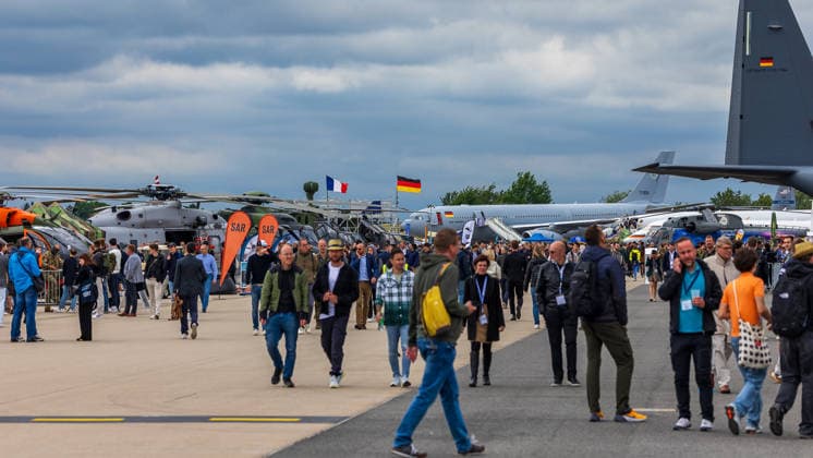 Fachbesuchertag auf ILA Berlin 2026, Berlin, 12.06.2026 Zahlreiche Fachbesucher und Aussteller auf dem Freigelände der ILA Berlin 2026. Im Hintergrund sind Militärhubschrauber, ein SAR-Stand sowie Transportflugzeuge der Bundeswehr und verbündeter Streitkräfte ausgestellt. Deutsch- und Frankreichfahnen kennzeichnen internationale Ausstellerbereiche. Schöneberg Berlin ExpoCenter Airport Brandenburg Deutschland *** Trade visitor day at ILA Berlin 2026, Berlin, 12 06 2026 Numerous trade visitors and exhibitors on the outdoor area of ILA Berlin 2026 Military helicopters, a SAR stand and transport aircraft of the German Armed Forces and allied armed forces are on display in the background German and French flags mark international exhibitor 20260612-1V9A1845-M4000