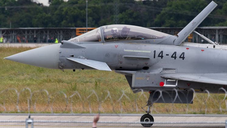 Fachbesuchertag auf ILA Berlin 2026, Berlin, 12.06.2026 Ein Eurofighter Typhoon der spanischen Luftwaffe mit der Kennung 14-44 rollt nach einer Flugvorführung auf dem Vorfeld. Der Pilot sitzt noch im Cockpit des einsitzigen Mehrzweckkampfflugzeugs. Schöneberg Berlin ExpoCenter Airport Brandenburg Deutschland *** Trade visitor day at ILA Berlin 2026, Berlin, 12 06 2026 A Spanish Air Force Eurofighter Typhoon with the registration 14 44 taxis on the apron after a flight demonstration The pilot is still sitting in the cockpit of the single-seat multi-role combat aircraft Schöneberg Berlin ExpoCenter Airport Brandenburg Germany 20260612-1V9A3001-M4000