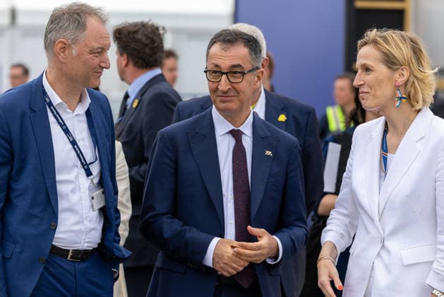 Fachbesuchertag auf ILA Berlin 2026, Berlin, 12.06.2026 Ministerpräsident von Baden-Württemberg Cem Özdemir (Mitte) im Gespräch mit Mario Tobias, CEO Messe Berlin (links), und Marie-Christine von Hahn, Hauptgeschäftsführerin und Mitglied des Präsidiums des BDLI - Bundesverband der Deutschen Luft- und Raumfahrtindustrie e.V. (rechts). Schöneberg Berlin ExpoCenter Airport Brandenburg Deutschland *** Trade Visitor Day at ILA Berlin 2026, Berlin, 12 06 2026 Minister President of Baden Württemberg Cem Özdemir center in conversation with Mario Tobias, CEO Messe Berlin left , and Marie Christine von Hahn, Managing Director and Member of the Presidium of the BDLI Bundesverband der Deutschen Luft und Raumfahrtindustrie e V right Schöneberg B 20260612-1V9A3102-M4000