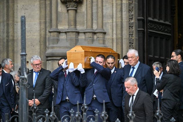Sortie du cercueil aux obèques de B Chirac en la basilique Sainte Clotilde à Paris 7ème le 12 juin 2026 The former first lady of France died on June 5, 2026 at the age of 93 Jacovides Liewig Bestimage The funeral of B Chirac in the Sainte Clotilde Basilica in Paris 7th arrondissement on June 12, 2026 The former first lady of France died on June 5, 2026 at the age of 93 Paris France  Copyright: xJacovidesx xLiewigx xBestimagexJacovidesx xLiewigx xBestimagex