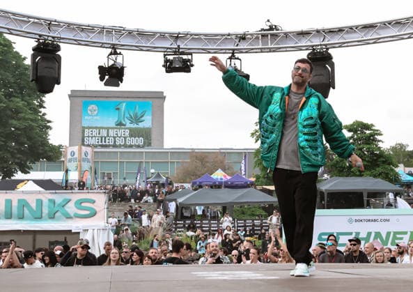 12.06.2026, xlakx, Entertainment, Mary Jane Berlin 2026 v.l. Der Rapper Marteria auf der Cannabis-Messe Mary Jane Berlin. Die Veranstaltung präsentiert Aussteller aus den Bereichen Cannabis, Medizin, Lifestyle und Hanfprodukte. Berlin *** 12 06 2026, xlakx, Entertainment, Mary Jane Berlin 2026 v l Rapper Marteria at the Mary Jane Berlin cannabis trade fair The event presents exhibitors from the cannabis, medicine, lifestyle and hemp product sectors Berlin Daniel Lakomski