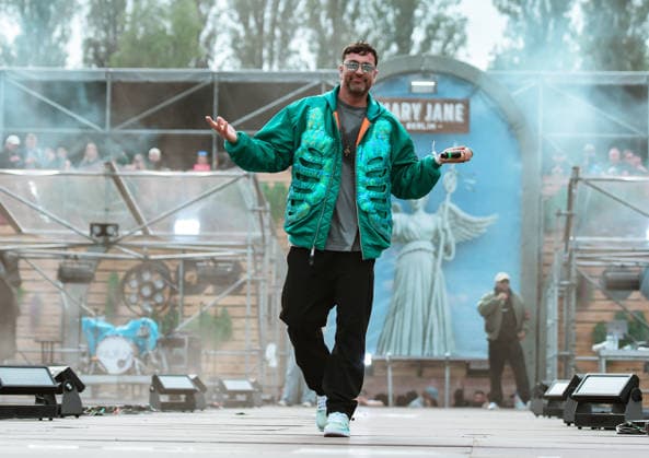 12.06.2026, xlakx, Entertainment, Mary Jane Berlin 2026 v.l. Der Rapper Marteria auf der Cannabis-Messe Mary Jane Berlin. Die Veranstaltung präsentiert Aussteller aus den Bereichen Cannabis, Medizin, Lifestyle und Hanfprodukte. Berlin *** 12 06 2026, xlakx, Entertainment, Mary Jane Berlin 2026 v l Rapper Marteria at the Mary Jane Berlin cannabis trade fair The event presents exhibitors from the cannabis, medicine, lifestyle and hemp product sectors Berlin Daniel Lakomski