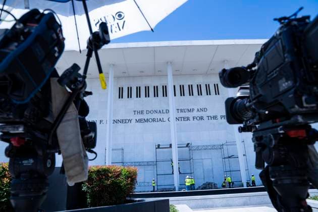 June 12, 2026, Washington, District Of Columbia, USA: Workers prepare to remove the name of United States President Donald J Trump from the facade of the John F. Kennedy Memorial Center for the Performing Arts in Washington, DC, USA, after a federal judge ordered that President Trump s name be removed from the building on Friday, June 12, 2026 Washington USA  - ZUMAs152 20260612_faa_s152_001 Copyright: xAndrewxThomasx