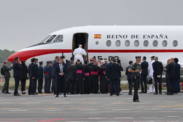 SPAIN - POPE LEO XIV EMBARKS A NEW AIRCRAF OFFERED BY SPANISH KING FELIPE VI - 2026 6 12 Spain, Vatican, 2026 6 12 Pope Leo XIV embarks a new aircraft offered by Spanish King Felipe VI after his first plane s takeoff was delayed due to an incident at Los Rodeos International Airport on the Canary Island of Tenerife . Pope Leo XIV will return to Rome from the Canary Islands today on a plane offered by Spanish King Felipe VI after his orginal aircraft suffered a technical glitch, the Vatican said. The flight is scheduled to depart Tenerife at 6 pm (1700 GMT) and arrive in Rome at around 11 pm, it said in a statement. EDITORIAL USE ONLY - NO BOOKS Copyright: xVATICANxMEDIA CPPx