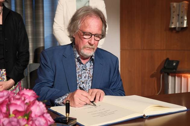 12.06.2026 xkhx Rathaus der Stadt Kassel Publizist Harald Martenstein erhält den Deutschen Sprachpreis 2026 für meisterhafte Kommentierung und zeitgemäßes, teils sarkastisches Deutsch Bild zeigt den Preisträger Harald Martenstein beim Eintrag in das goldene Buch der Stadt Kassel *** 12 06 2026 xkhx Kassel City Hall Publicist Harald Martenstein receives the German Language Award 2026 for masterful commentary and contemporary, sometimes sarcastic German Picture shows award winner Harald Martenstein signing the Golden Book of the City of Kassel KH