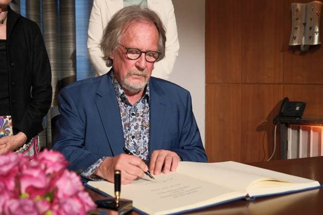 12.06.2026 xkhx Rathaus der Stadt Kassel Publizist Harald Martenstein erhält den Deutschen Sprachpreis 2026 für meisterhafte Kommentierung und zeitgemäßes, teils sarkastisches Deutsch Bild zeigt den Preisträger Harald Martenstein beim Eintrag in das goldene Buch der Stadt Kassel *** 12 06 2026 xkhx Kassel City Hall Publicist Harald Martenstein receives the German Language Award 2026 for masterful commentary and contemporary, sometimes sarcastic German Picture shows award winner Harald Martenstein signing the Golden Book of the City of Kassel KH