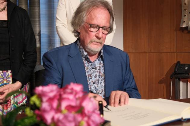 12.06.2026 xkhx Rathaus der Stadt Kassel Publizist Harald Martenstein erhält den Deutschen Sprachpreis 2026 für meisterhafte Kommentierung und zeitgemäßes, teils sarkastisches Deutsch Bild zeigt den Preisträger Harald Martenstein beim Eintrag in das goldene Buch der Stadt Kassel *** 12 06 2026 xkhx Kassel City Hall Publicist Harald Martenstein receives the German Language Award 2026 for masterful commentary and contemporary, sometimes sarcastic German Picture shows award winner Harald Martenstein signing the Golden Book of the City of Kassel KH
