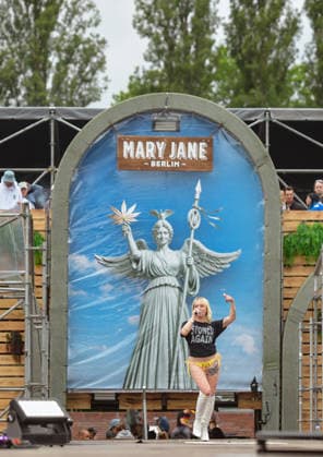 12.06.2026, xlakx, Entertainment, Mary Jane Berlin 2026 v.l.Die Rapperin Sarah4K auf der Cannabis-Messe Mary Jane Berlin. Die Veranstaltung präsentiert Aussteller aus den Bereichen Cannabis, Medizin, Lifestyle und Hanfprodukte. Berlin *** 12 06 2026, xlakx, Entertainment, Mary Jane Berlin 2026 v l The rapper Sarah4K at the cannabis fair Mary Jane Berlin The event presents exhibitors from the fields of cannabis, medicine, lifestyle and hemp products Berlin Daniel Lakomski