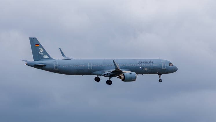 Fachbesuchertag auf ILA Berlin 2026, Berlin, 12.06.2026 Ein Airbus A321 der Deutschen Luftwaffe im Überflug. Die Maschine trägt die Kennung 15+10 sowie eine Sonderlackierung zum 70-jährigen Jubiläum der Luftwaffe mit entsprechendem Logo am Leitwerk.Genutzt wird dieser A321 für den internationalen Vertrag über den Offenen Himmel (Open Skies). Schöneberg Berlin ExpoCenter Airport Brandenburg Deutschland *** Trade visitor day at ILA Berlin 2026, Berlin, 12 06 2026 An Airbus A321 of the German Air Force flying over The aircraft bears the registration 15 10 and a special livery for the 70th anniversary of the German Air Force with a corresponding logo on the tail unit This A321 will be used for the international Open Skies contract Ope 20260612-1V9A1706-M4000