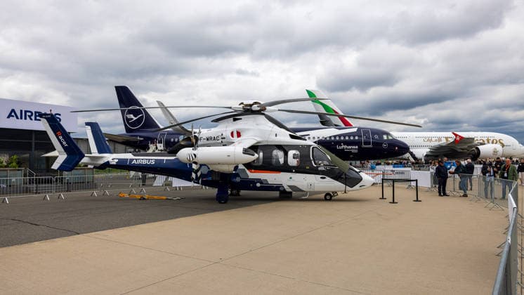 Fachbesuchertag auf ILA Berlin 2026, Berlin, 12.06.2026 Der Airbus Racer (F-WRAC), ein Hochgeschwindigkeits-Demonstrationshubschrauber von Airbus Helicopters, steht im Aussenbereich der Luftfahrtmesse. Im Hintergrund sind ein Airbus A320neo in Lufthansa-Lackierung sowie ein Emirates-Grossraumflugzeug zu sehen. Schöneberg Berlin ExpoCenter Airport Brandenburg Deutschland *** Trade visitor day at ILA Berlin 2026, Berlin, 12 06 2026 The Airbus Racer F WRAC , a high-speed demonstration helicopter from Airbus Helicopters, stands in the outdoor area of the aviation trade fair An Airbus A320neo in Lufthansa livery and an Emirates wide-body aircraft can be seen in the background Schöneberg Berlin ExpoCenter Airport Brandenburg Germany 20260612-286A9690-M4000