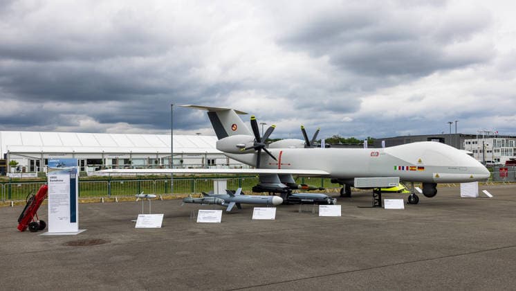 Fachbesuchertag auf ILA Berlin 2026, Berlin, 12.06.2026 Der Eurodrone U950 von Airbus ist als Modell im Maßstab 1:1 auf dem Ausstellungsgelände präsentiert. Vor dem unbemannten Luftfahrzeug sind verschiedene Waffensysteme ausgestellt, darunter Lenkraketen und die Brimstone-Munition. Die Flaggen Italiens, Frankreichs, Spaniens und Deutschlands kennzeichnen das europäische Gemeinschaftsprojekt. Schöneberg Berlin ExpoCenter Airport Brandenburg Deutschland *** Trade visitor day at ILA Berlin 2026, Berlin, 12 06 2026 The Eurodrone U950 from Airbus is presented as a 1 20260612-286A9716-M4000