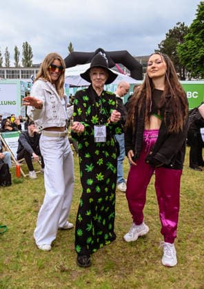 12.06.2026, xlakx, Entertainment, Mary Jane Berlin 2026 v.l.Besucherinnen und Besucher auf der Cannabis-Messe Mary Jane Berlin. Die Veranstaltung präsentiert Aussteller aus den Bereichen Cannabis, Medizin, Lifestyle und Hanfprodukte. Berlin *** 12 06 2026, xlakx, Entertainment, Mary Jane Berlin 2026 v l Visitors to the Mary Jane Berlin cannabis trade fair The event presents exhibitors from the cannabis, medicine, lifestyle and hemp products sectors Berlin Daniel Lakomski