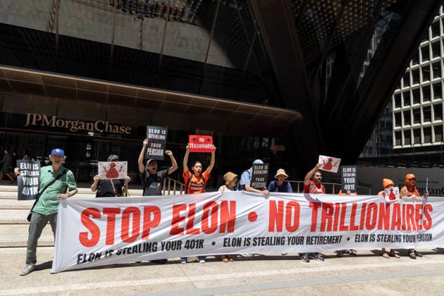 June 12, 2026, New York, New York, USA: A coalition of organizations rally outside JP Morgan Chase headquarters in Midtown Manhattan to disrupt Chase CEO J. Dimon s party celebrating E. Musk s launch of SpaceX s IPO on the Nasdaq Stock Exchange and Musk s net worth as a trillionaire. People hold a banner and signs that read STOP ELON NO TRILLIONAIRES ELON IS STEALING YOUR 401K ELON IS STEALING YOUR RETIREMENT ELON IS STEALING YOUR PENSION. Organizers denounce working people having SpaceX forced into their 401ks and pensions and the emergence of trillionaire-level wealth in the United States while millions of people face housing insecurity, medical debt, and low wages. New York USA  - ZUMAr174 20260612_znp_r174_007 Copyright: xGinaxMxRandazzox