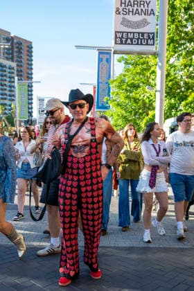 June 12, 2026, London, London, UK: LONDON, UK. Fans arrive on Olympic way to attend Harry StylesÃ¢â‚¬â ¢ concert, part of the Together Together tour as he begins a 12-night residency at Wembley Stadium. London UK  - ZUMAl94_ 20260612_zaf_l94_019 Copyright: xStephenxChungx