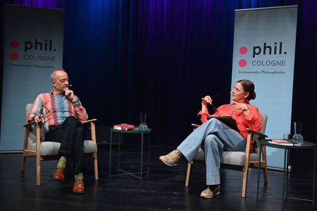 Autor Stefan Weidner und Journalistin Catherine Newmark, l-r, spricht auf der Phil.Cologne, ein internationales Fest für Philosophie zum Thema Yoga oder Die sanfte Eroberung des Westens durch den Osten *** Author Stefan Weidner and journalist Catherine Newmark, l r, speak at Phil Cologne, an international festival of philosophy on the subject of Yoga or The Gentle Conquest of the West by the East