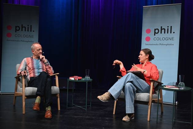 Autor Stefan Weidner und Journalistin Catherine Newmark, l-r, spricht auf der Phil.Cologne, ein internationales Fest für Philosophie zum Thema Yoga oder Die sanfte Eroberung des Westens durch den Osten *** Author Stefan Weidner and journalist Catherine Newmark, l r, speak at Phil Cologne, an international festival of philosophy on the subject of Yoga or The Gentle Conquest of the West by the East