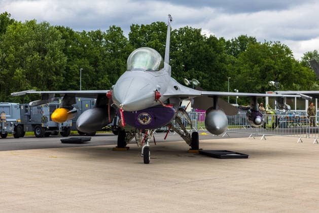 Fachbesuchertag auf ILA Berlin 2026, Berlin, 12.06.2026 Ein F-16 Fighting Falcon steht auf dem Vorfeld einer Luftfahrtausstellung. Der Kampfjet ist mit Außenlasten bestückt und gesichert; am Rumpf ist ein Staffelwappen angebracht. Schöneberg Berlin ExpoCenter Airport Brandenburg Deutschland *** Trade visitor day at ILA Berlin 2026, Berlin, 12 06 2026 An F 16 Fighting Falcon stands on the apron of an aviation exhibition The fighter jet is equipped with external loads and a squadron emblem is attached to the fuselage Schöneberg Berlin ExpoCenter Airport Brandenburg Germany 20260612-286A9762-M4000