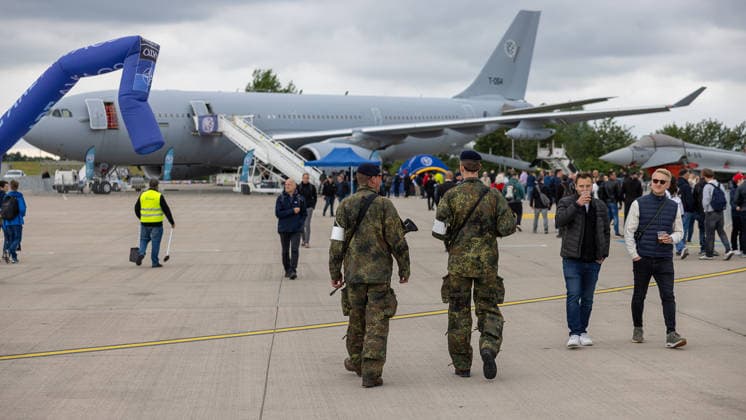 Fachbesuchertag auf ILA Berlin 2026, Berlin, 12.06.2026 Zwei Soldaten der Bundeswehr in Flecktarn-Uniform patrouillieren auf dem Ausstellungsgelände der ILA Berlin 2026. Im Hintergrund ist ein grauer Airbus A330 MRTT der NATO (Kennung T-054) ausgestellt, daneben ein Kampfjet. Besucher und Fachpublikum besichtigen die Exponate bei bedecktem Wetter. Schöneberg Berlin ExpoCenter Airport Brandenburg Deutschland *** Trade visitor day at ILA Berlin 2026, Berlin, 12 06 2026 Two Bundeswehr soldiers in camouflage uniform patrol the exhibition grounds of ILA Berlin 2026 In the background is a gray Airbus A330 MRTT with NATO identification T 054, next to it a fighter jet Visitors and trade visitors view the exhibits in overcast weather Schöneberg Be 20260612-286A9775-M4000