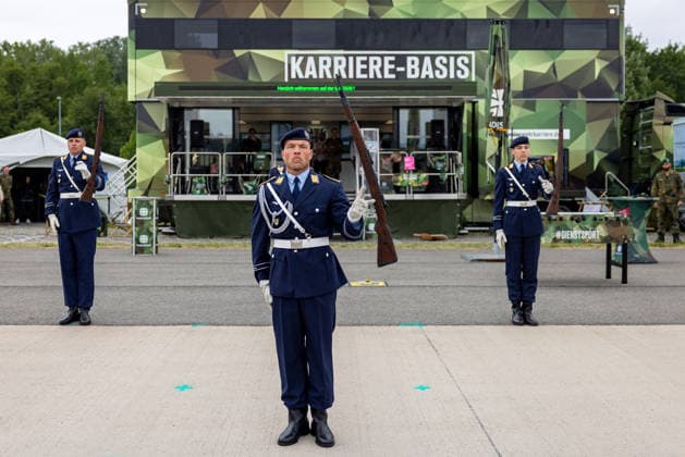 Fachbesuchertag auf ILA Berlin 2026, Berlin, 12.06.2026 Soldaten des Wachbataillons der Bundeswehr in Uniform der Luftwaffe zeigen eine Gewehrvorführung vor der Karriere-Basis des Bundeswehr-Karrierezentrums. Die Vorführung findet im Rahmen des Fachbesuchertags der ILA Berlin 2026 statt. Schöneberg Berlin ExpoCenter Airport Brandenburg Deutschland *** Trade Visitor Day at ILA Berlin 2026, Berlin, 12 06 2026 Soldiers of the Bundeswehr Guard Battalion in Air Force uniform show a rifle demonstration in front of the career base of the Bundeswehr Career Center The demonstration will take place as part of the Trade Visitor Day at ILA Berlin 2026 Schöneberg Berlin ExpoCenter Airport Brandenburg Germany 20260612-286A9923-M4000