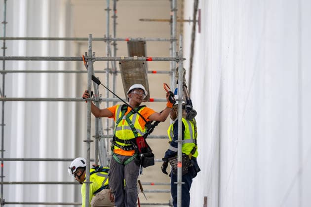 June 12, 2026, Washington, Disitrict Of Columbia, United States: Workers continue erecting scaffolding outside the John F. Kennedy Center for the Performing Arts in Washington, D.C., ahead of the planned removal of President Donald Trump s name from exterior signage. Washington United States  - ZUMAk206 20260612_znp_k206_003 Copyright: xMattxKaminskyx