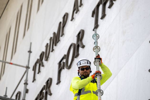 June 12, 2026, Washington, Disitrict Of Columbia, United States: Workers continue erecting scaffolding outside the John F. Kennedy Center for the Performing Arts in Washington, D.C., ahead of the planned removal of President Donald Trump s name from exterior signage. Washington United States - ZUMAk206 20260612_znp_k206_007 Copyright: xMattxKaminskyx