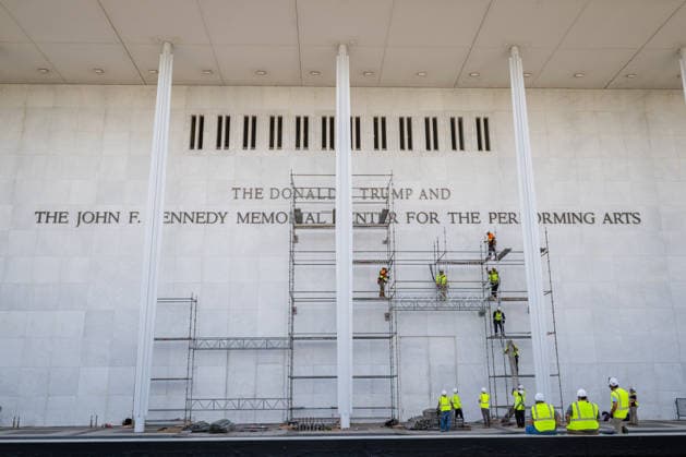 June 12, 2026, Washington, Disitrict Of Columbia, United States: Workers continue erecting scaffolding outside the John F. Kennedy Center for the Performing Arts in Washington, D.C., ahead of the planned removal of President Donald Trump s name from exterior signage. Washington United States  - ZUMAk206 20260612_znp_k206_013 Copyright: xMattxKaminskyx
