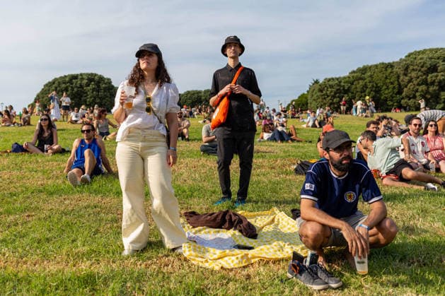 Buscabulla no Primavera Sound Porto 2026 in Portugal - 12 Jun 2026 Festival-goers gather on the grass during a concert at Primavera Sound Porto 2026 at Parque da Cidade. Porto Portugal Copyright: xDiogoxBaptistax xSOPAxImagesx DB_BuscabullaS262DAY_0025