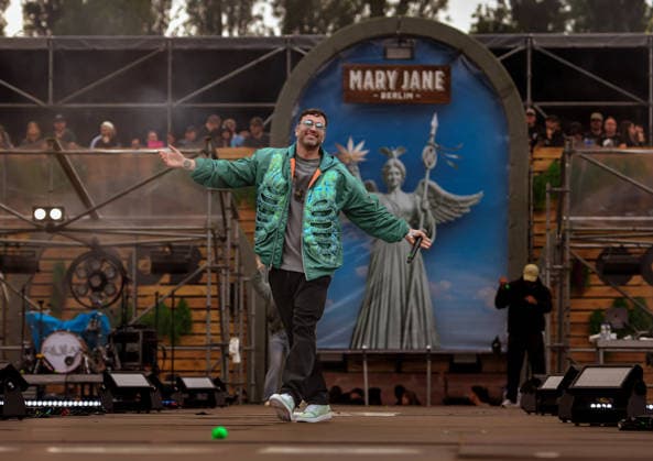 12.06.2026, xlakx, Entertainment, Mary Jane Berlin 2026 v.l. Der Rapper Marteria auf der Cannabis-Messe Mary Jane Berlin. Die Veranstaltung präsentiert Aussteller aus den Bereichen Cannabis, Medizin, Lifestyle und Hanfprodukte. Berlin *** 12 06 2026, xlakx, Entertainment, Mary Jane Berlin 2026 v l Rapper Marteria at the Mary Jane Berlin cannabis trade fair The event presents exhibitors from the cannabis, medicine, lifestyle and hemp product sectors Berlin Daniel Lakomski