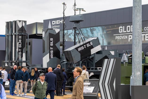 Fachbesuchertag auf ILA Berlin 2026, Berlin, 12.06.2026 Ausstellung des Luftverteidigungssystems IRIS-T SLS und IRIS-T SLM X am Stand von Diehl Defence. Fachbesucher begutachten die mobilen Raketenstartanlagen auf dem Aussengelaende der Messe. Schöneberg Berlin ExpoCenter Airport Brandenburg Deutschland *** Trade visitor day at ILA Berlin 2026, Berlin, 12 06 2026 Exhibition of the IRIS T SLS and IRIS T SLM X air defense system at the Diehl Defence stand Trade visitors inspect the mobile rocket launchers on the outdoor area of the Schöneberg Berlin ExpoCenter Airport Brandenburg trade fair grounds Germany 20260612-1V9A1964-M4000