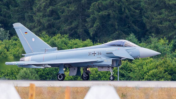 Fachbesuchertag auf ILA Berlin 2026, Berlin, 12.06.2026 Ein Eurofighter Typhoon der deutschen Luftwaffe mit der Kennung 31+34 rollt auf dem Rollfeld. Das Kampfflugzeug trägt das Eiserne Kreuz der Bundeswehr sowie die deutsche Flagge am Seitenleitwerk. Schöneberg Berlin ExpoCenter Airport Brandenburg Deutschland *** Trade visitor day at ILA Berlin 2026, Berlin, 12 06 2026 A German Air Force Eurofighter Typhoon with the registration number 31 34 taxis on the tarmac The fighter aircraft bears the Iron Cross of the German Armed Forces and the German flag on the vertical tail Schöneberg Berlin ExpoCenter Airport Brandenburg Germany 20260612-1V9A2503-M4000