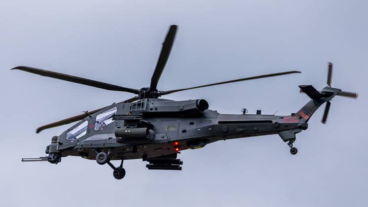 Fachbesuchertag auf ILA Berlin 2026, Berlin, 12.06.2026 Ein bewaffneter Kampfhubschrauber vom Typ Leonardo AW249 im Flug vor bedecktem Himmel. Die Maschine trägt die Kennung CSX82163 und ist mit einer Bugkanone sowie Waffenaufhängungen unter dem Rumpf ausgestattet. Schöneberg Berlin ExpoCenter Airport Brandenburg Deutschland *** Trade visitor day at ILA Berlin 2026, Berlin, 12 06 2026 An armed Leonardo AW249 combat helicopter in flight against an overcast sky The aircraft bears the registration CSX82163 and is equipped with a nose cannon and weapon mounts under the fuselage Schöneberg Berlin ExpoCenter Airport Brandenburg Germany 20260612-1V9A3016-M4000