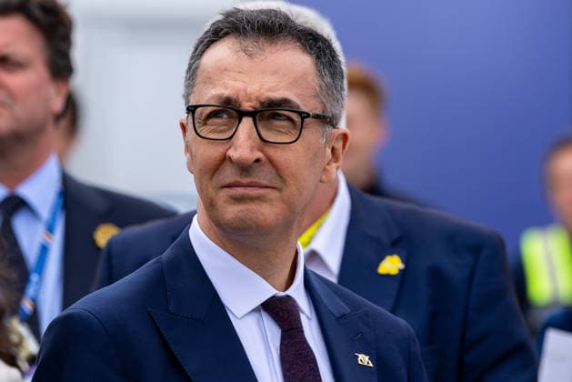 Fachbesuchertag auf ILA Berlin 2026, Berlin, 12.06.2026 Ministerpräsident von Baden-Württemberg Cem Özdemir im Halbporträt. Er trägt einen dunkelblauen Anzug mit Krawatte und einem goldenen Anstecker am Revers. Schöneberg Berlin ExpoCenter Airport Brandenburg Deutschland *** Trade visitor day at ILA Berlin 2026, Berlin, 12 06 2026 Minister President of Baden Württemberg Cem Özdemir in half portrait He wears a dark blue suit with tie and a gold lapel pin Schöneberg Berlin ExpoCenter Airport Brandenburg Germany 20260612-1V9A3100-M4000