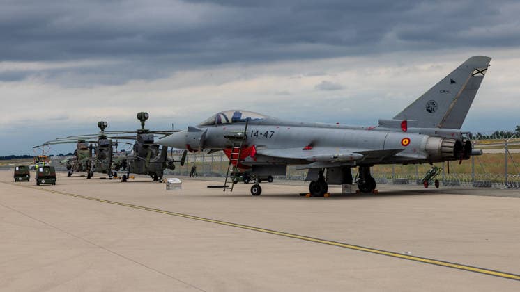 Fachbesuchertag auf ILA Berlin 2026, Berlin, 12.06.2026 Ein Eurofighter Typhoon der spanischen Luftwaffe (Kennzeichen 14-47, C.16-47) steht auf dem Vorfeld, dahinter ein Kampfhubschrauber vom Typ Tiger. Beide Maschinen sind unter bewoelktem Himmel auf dem Ausstellungsgelaende der ILA Berlin aufgestellt. Schöneberg Berlin ExpoCenter Airport Brandenburg Deutschland *** Trade visitor day at ILA Berlin 2026, Berlin, 12 06 2026 A Eurofighter Typhoon of the Spanish Air Force registration number 14 47, C 16 47 stands on the apron, behind it a Tiger combat helicopter Both aircraft are parked under a cloudy sky on the exhibition grounds of the ILA Berlin Schöneberg Berlin ExpoCenter Airport Brandenburg Germany 20260612-286A9983-M4000