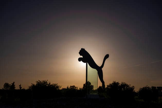 12.06.2026, Herzogenaurach in Bayern. Headquarter der Sportartikelfirma Puma SE am Unternehmenssitz in Herzogenaurach. An der Strasse auf dem Kreisverkehr steht der springende Puma, das Logo und Wahrzeichen der börsennotierten Weltfirma. (Bildbearbeitung) 12.06.2026, Herzogenaurach 12.06.2026, Herzogenaurach *** 12 06 2026, Herzogenaurach in Bavaria Headquarters of the sporting goods company Puma SE at the company headquarters in Herzogenaurach On the road at the traffic circle stands the jumping Puma, the logo and emblem of the listed global company Image processing 12 06 2026, Herzogenaurach 12 06 2026, Herzogenaurach