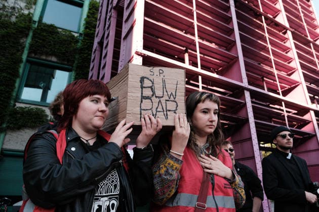 June 12, 2026, Warsaw, Masovian Voivodeship, Poland: Student activists carry a symbolic cardboard coffin during a mock funeral procession doubling as a students demonstration welcoming the recent closure of the University of Warsaw s premium food hall, BUWBAR, located in the main library on campus. The establishment closed suddenly after only a month of operation following intense protests by students, who were promised an affordable student s canteen by the university s rector but were instead given an expensive food hall offering premium meals beyond student budgets. Warsaw Poland - ZUMAk204 20260612_zip_k204_013 Copyright: xRomanxKozielx
