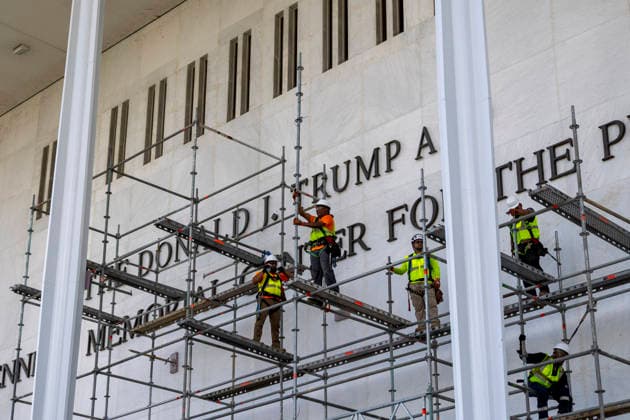June 12, 2026, Washington, District Of Columbia, USA: Workers erect scaffolding at the John F. Kennedy Center for the Performing Arts on Friday, June 12, 2026, ahead of a court-ordered deadline requiring the removal of President Donald Trump s name from the building after a federal judge ruled that the Kennedy Center s board lacked authority to rename the congressionally chartered arts institution. Washington USA  - ZUMAk74_ 20260612_znp_k74_004 Copyright: xEricxKaynex