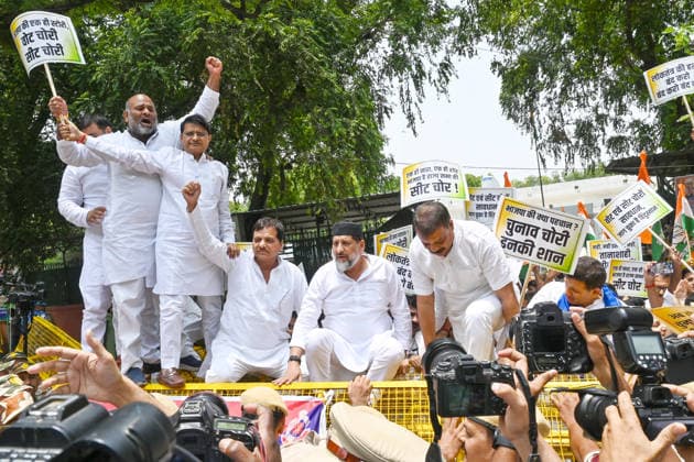 NEW DELHI, INDIA - JUNE 12: MPCC president Jitu Patwari leads Madhya Pradesh Congress MLAs and leaders during their protest march from the AICC office to the President House against the disqualification of Congress leader Meenakshi Natarajan s nomination for the Rajya Sabha election from Madhya Pradesh on June 12, 2026 in New Delhi, India. Congress leaders alleged that by utilizing the state administrative machinery to eliminate her before the ballots are even cast, the ruling BJP establishment is attempting to force an uncontested walkover, leaving opposition lines structurally exposed. (Photo by Arvind Yadav Hindustan Times) Madhya Pradesh Congress MLAs Protest March Against Disqualification Of Rajya Sabha Candidate Meenakshi Natarajan