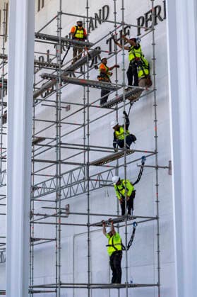 June 12, 2026, Washington, District Of Columbia, USA: Workers erect scaffolding at the John F. Kennedy Center for the Performing Arts on Friday ahead of a court-ordered deadline requiring the removal of President Donald Trump s name from the building after a federal judge ruled that the Kennedy Center s board lacked authority to rename the congressionally chartered arts institution. Washington USA  - ZUMAk74_ 20260612_znp_k74_001 Copyright: xEricxKaynex