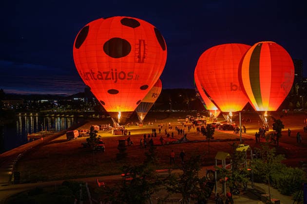 Air balloons night glow in Vilnius VILNIUS, LITHUANIA - JUNE 12: Hot air balloons illuminated the night sky over Vilnius, Lithuania during the Night Glow show held near the White Bridge on June 12, 2026. Yauhen Yerchak Anadolu Vilnius Lithuania. Editorial use only. Please get in touch for any other usage.  Copyright: x2026xAnadoluxYauhenxYerchakx