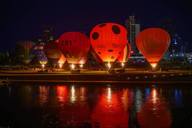 Air balloons night glow in Vilnius VILNIUS, LITHUANIA - JUNE 12: Hot air balloons illuminated the night sky over Vilnius, Lithuania during the Night Glow show held near the White Bridge on June 12, 2026. Yauhen Yerchak Anadolu Vilnius Lithuania. Editorial use only. Please get in touch for any other usage.  Copyright: x2026xAnadoluxYauhenxYerchakx