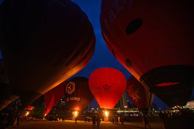 Air balloons night glow in Vilnius VILNIUS, LITHUANIA - JUNE 12: Hot air balloons illuminated the night sky over Vilnius, Lithuania during the Night Glow show held near the White Bridge on June 12, 2026. Yauhen Yerchak Anadolu Vilnius Lithuania. Editorial use only. Please get in touch for any other usage.  Copyright: x2026xAnadoluxYauhenxYerchakx