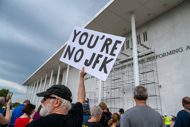 June 12, 2026, Washington, District Of Columbia, USA: Onlookers gather outside the John F. Kennedy Center for the Performing Arts in Washington, D.C., as crews prepare for the planned removal of President Donald Trump s name from the facility following a federal court ruling. Washington USA - ZUMAk206 20260612_znp_k206_034 Copyright: xMattxKaminskyx
