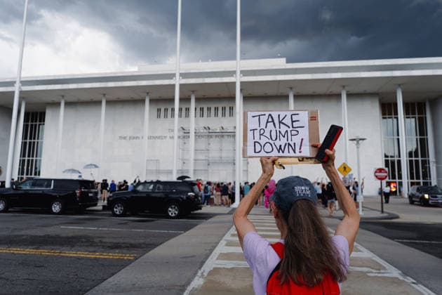 June 12, 2026, Washington, District Of Columbia, USA: Protesters gather outside the John F. Kennedy Center for the Performing Arts on Friday, June 12 as workers prepare to remove President Donald TrumpÃ¢â‚¬â ¢s name from the building in Washington, D.C. Washington USA  - ZUMAl196 20260612_znp_l196_003 Copyright: xRaphaelxLiyx