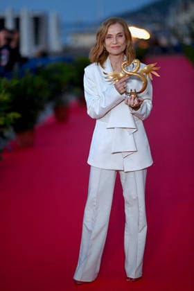 40th Cabourg Film Festival Day 3 FC Isabelle Huppert poses with her honorary Swann award on the red carpet during Day Three of the 40th Cabourg Film Festival on June 12, 2026 in Cabourg, France. Photo by Franck Castel ABACAPRESS.COM Cabourg  Copyright: xCastelxFranck ABACAx