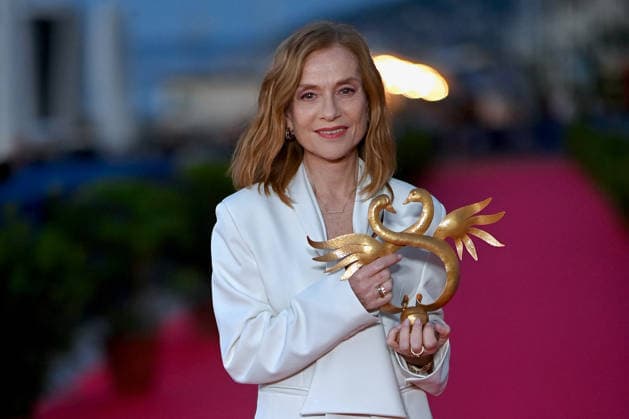40th Cabourg Film Festival Day 3 FC Isabelle Huppert poses with her honorary Swann award on the red carpet during Day Three of the 40th Cabourg Film Festival on June 12, 2026 in Cabourg, France. Photo by Franck Castel ABACAPRESS.COM Cabourg  Copyright: xCastelxFranck ABACAx