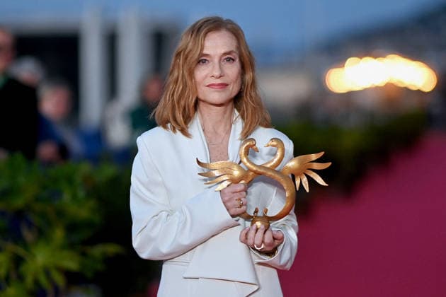 40th Cabourg Film Festival Day 3 FC Isabelle Huppert poses with her honorary Swann award on the red carpet during Day Three of the 40th Cabourg Film Festival on June 12, 2026 in Cabourg, France. Photo by Franck Castel ABACAPRESS.COM Cabourg  Copyright: xCastelxFranck ABACAx